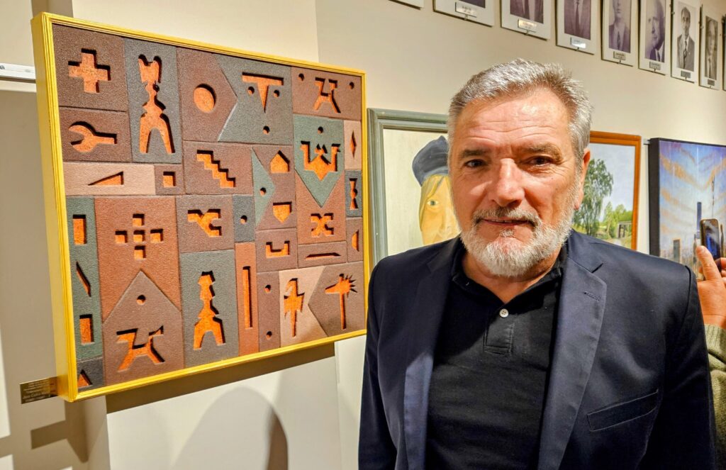 Juan Carlos Manchiola, artista ganador del Salón de Pintura 2024