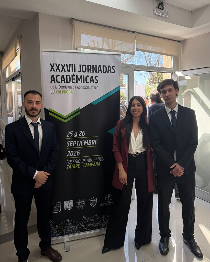 Participantes junto al banner de las XXXVII Jornadas Académicas, 25 y 26 de septiembre de 2026