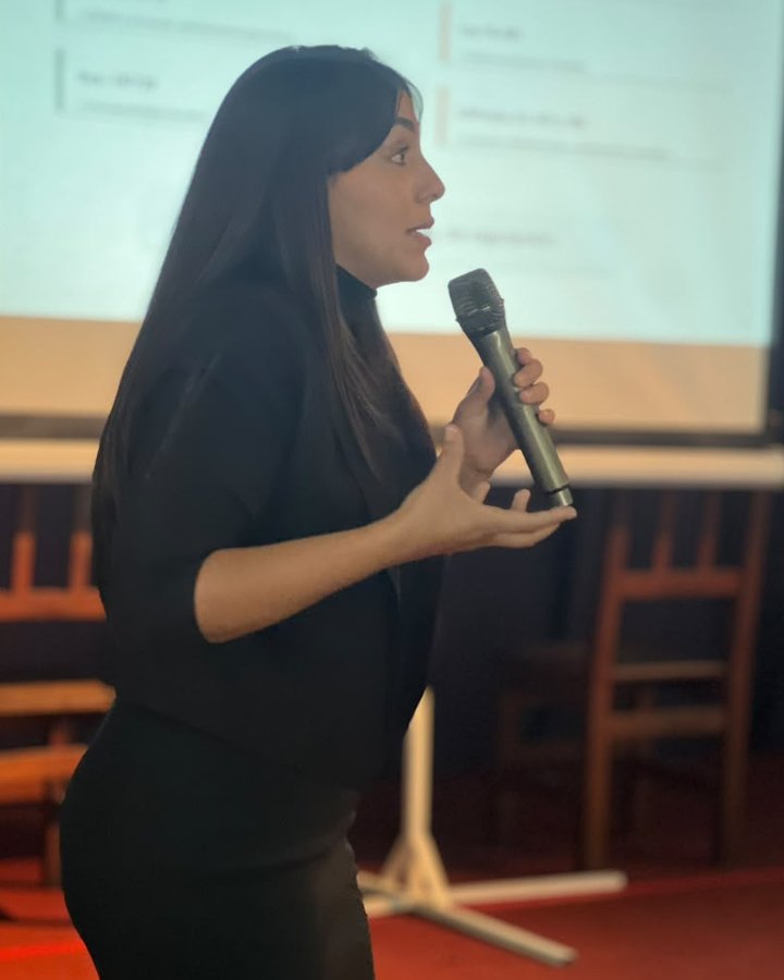 Exposición de una ponencia durante la Jornada Académica