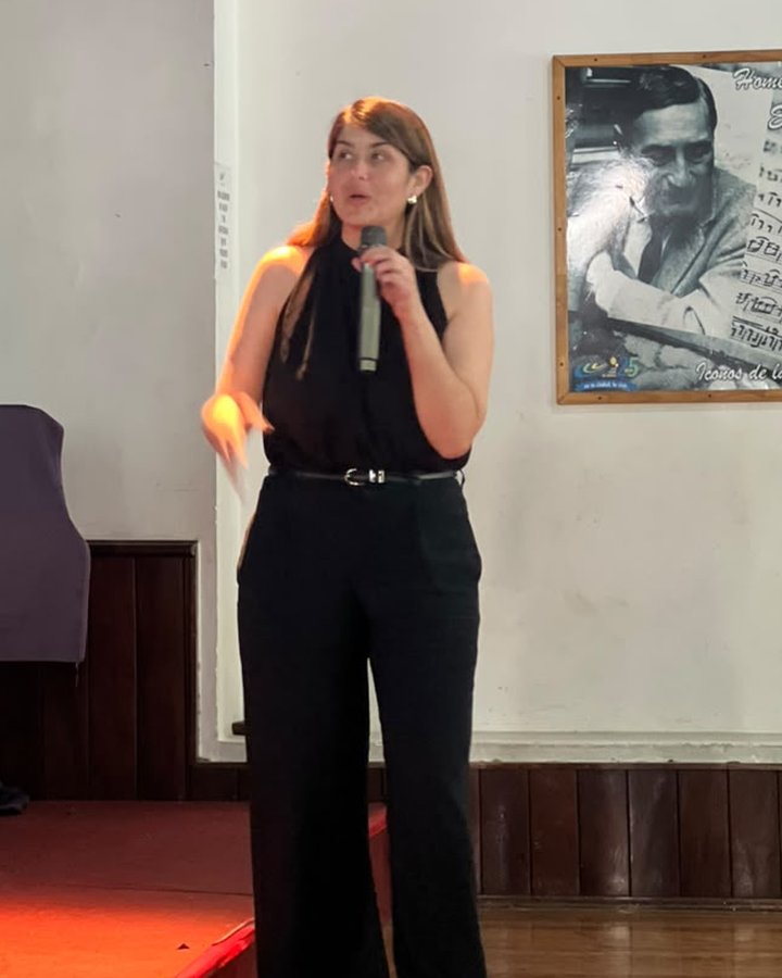 Exposición de una ponencia durante la Jornada Académica